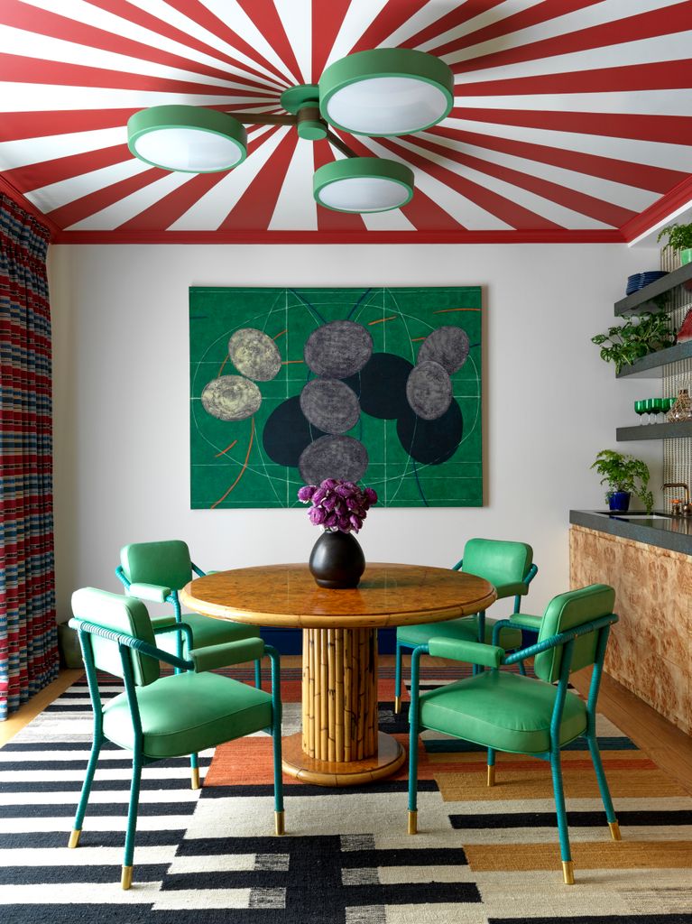 Comedor con el techo pintado con rayas blancas y rojas