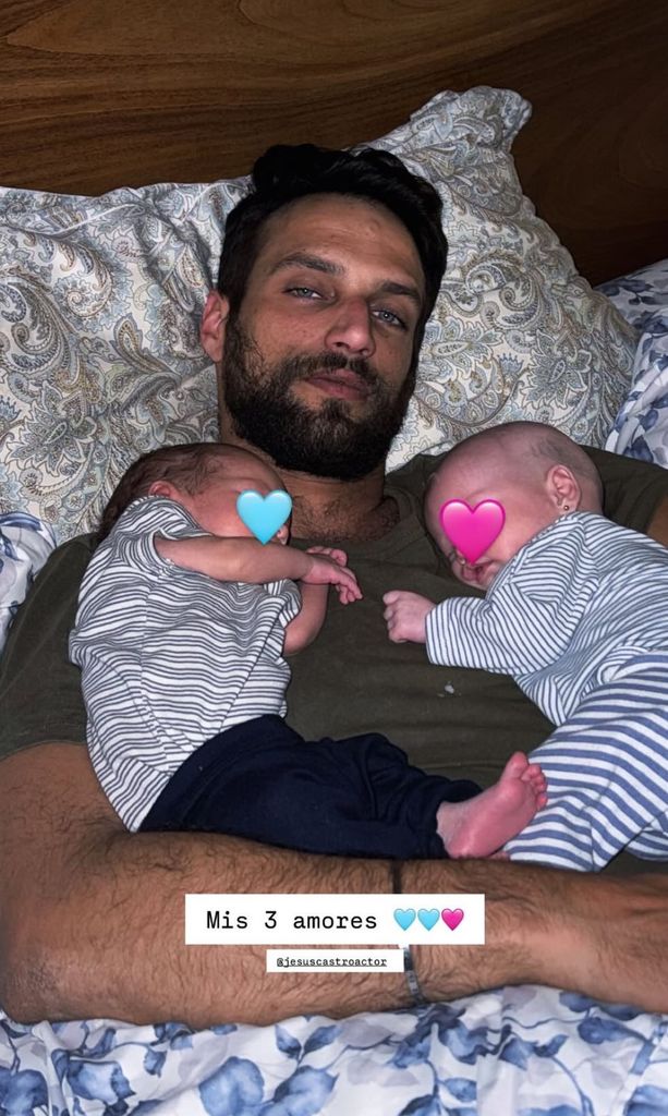 La imagen compartida por Jesus junto a sus dos pequeños