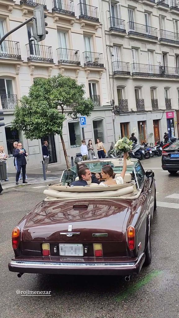 Los recién casados se marchan de la iglesia de Santa Bárbara de Madrid a bordo de un Rolls Royce