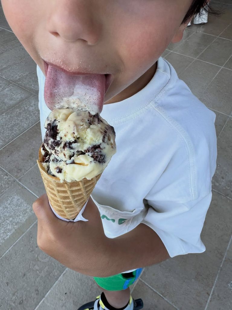 Fotografía de uno de sus hijos mayores comiendo un helado