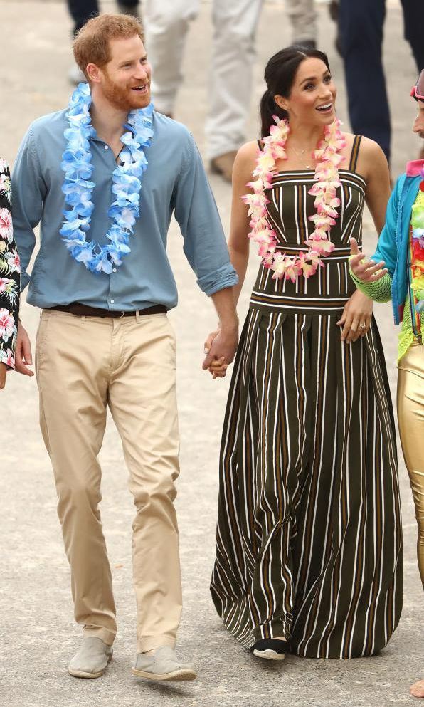 meghan markle con maxi dress de rayas junto al pr ncipe harry