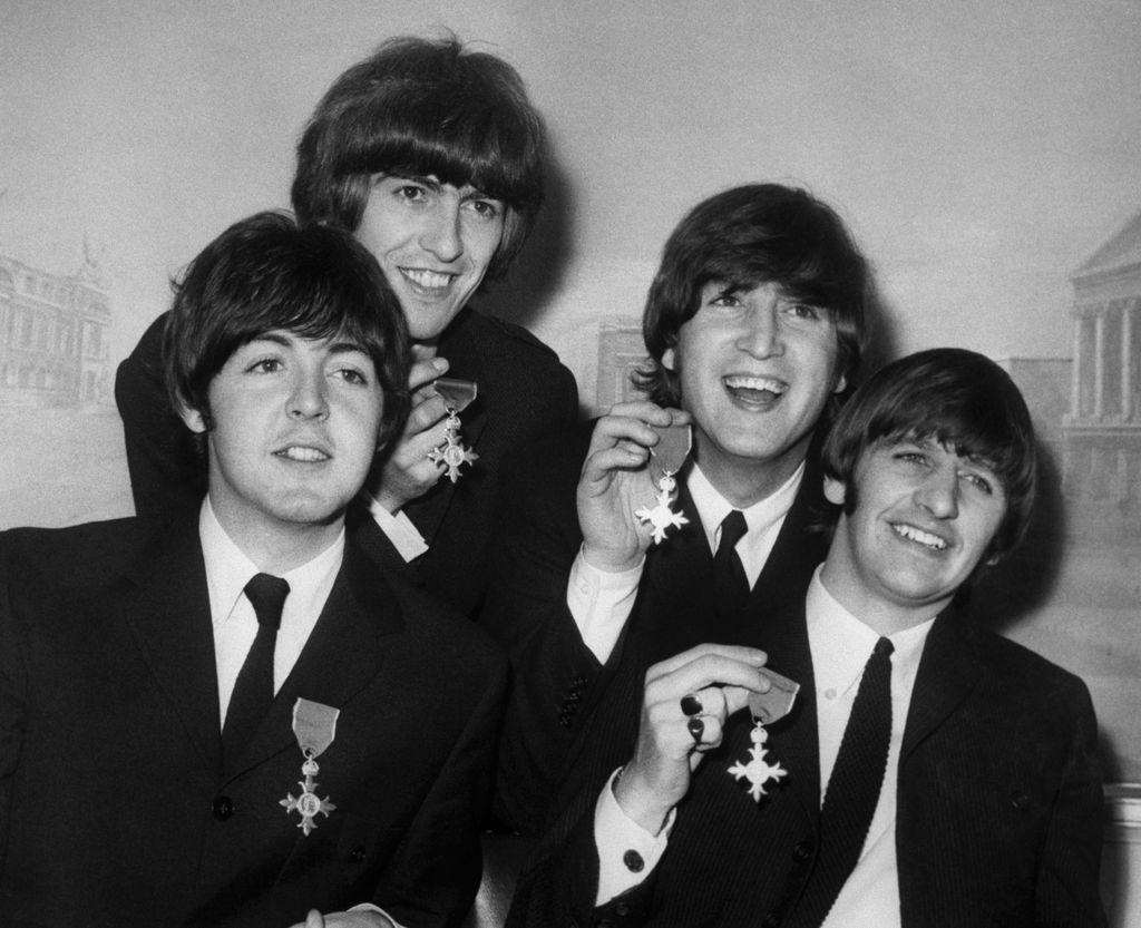 Los Beatles cuando recibieron la Orden del Imperio británico en su juventud