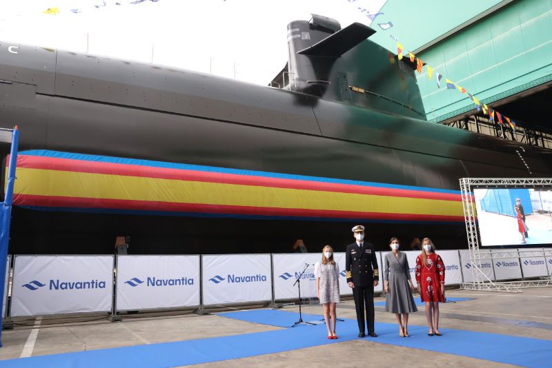 Los Reyes y sus hijas en un submarino