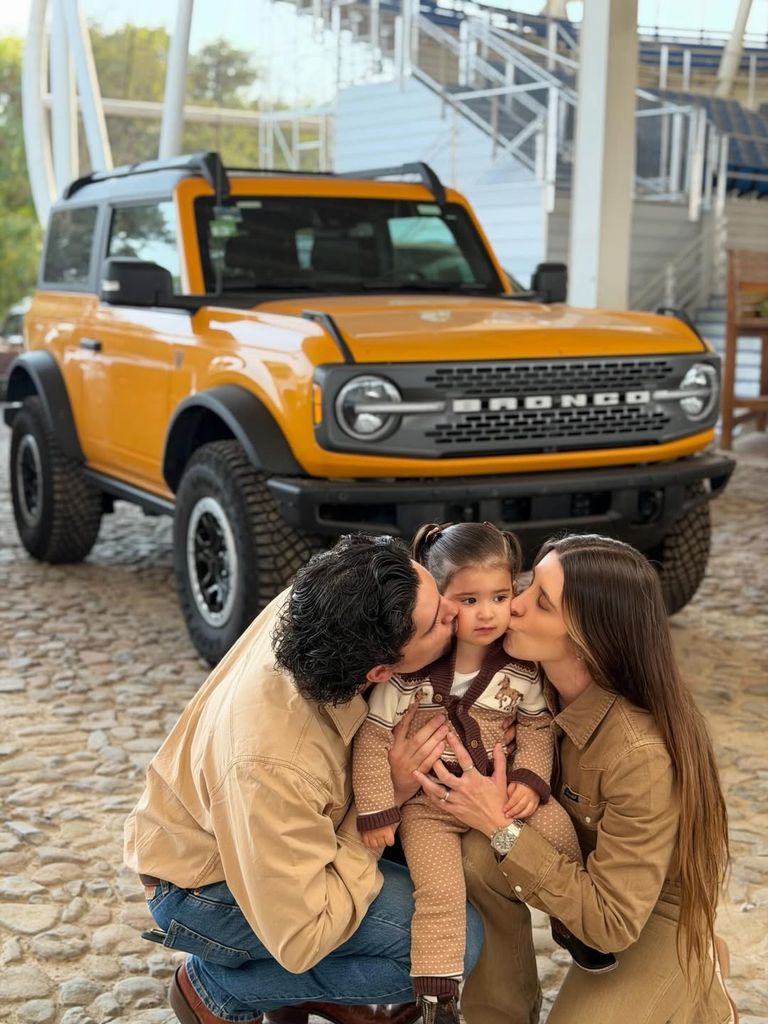 Alex Fernández y Alexia Hernández junto a su hija Nirvana.