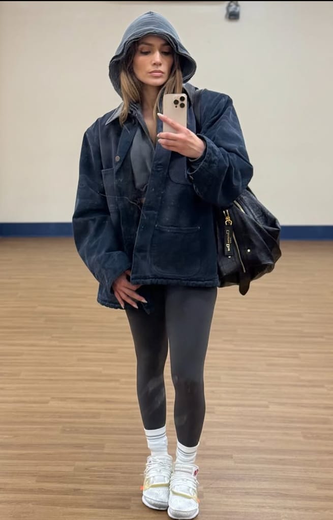 JLo siempre encuentra la manera de hacer los looks atléticos funcionales y stylish.