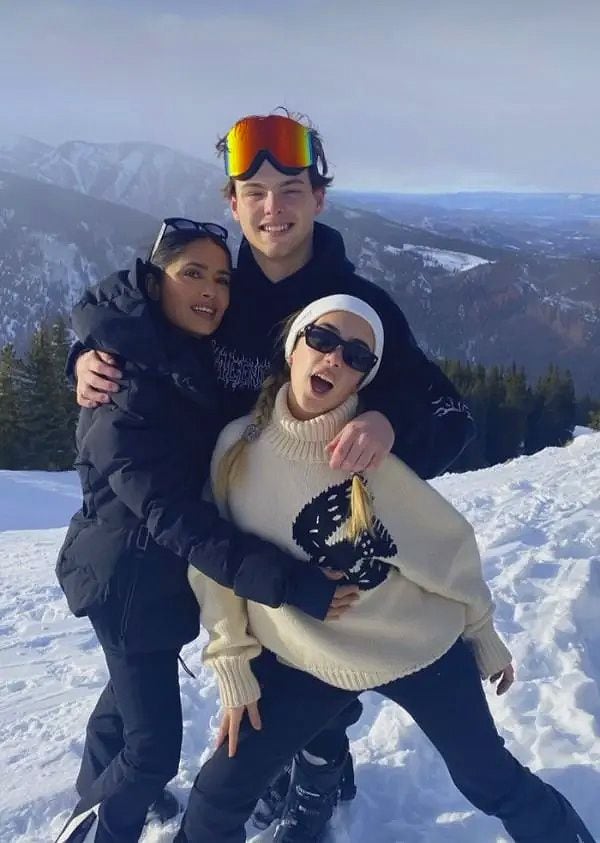 La reacción de Linda Evangelista al ver a su hijo de vacaciones con Salma Hayek y su hermastra
