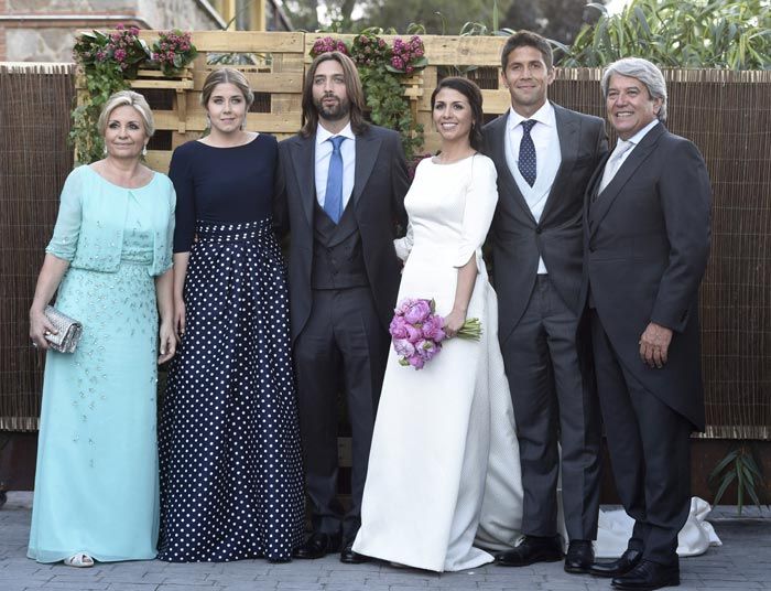 Los novios posan con la familia de Sara Verdasco. En la imagen, los padres de la novia, Olga Carmona y José Verdasco, y sus hermanos, Ana y Fernando Verdasco
