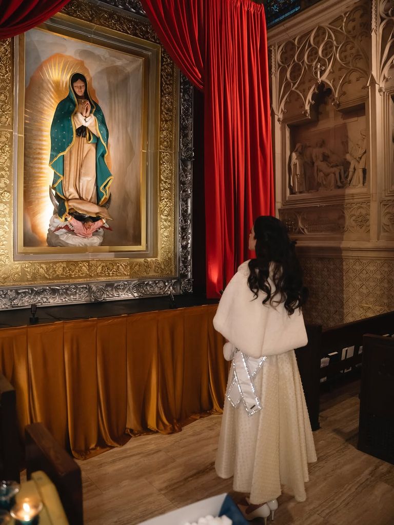 Fátima Bosch visitando a la Virgen de Guadalupe en la Catedral de San Patricio.