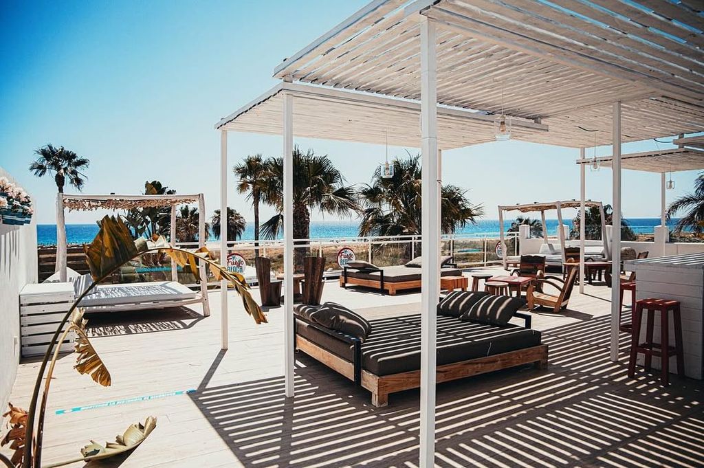 Oasis Beach Zahara es en oasis en la localidad gaditana playera de Atlanterra, con las mejores vistas y una gastronomía deliciosa.