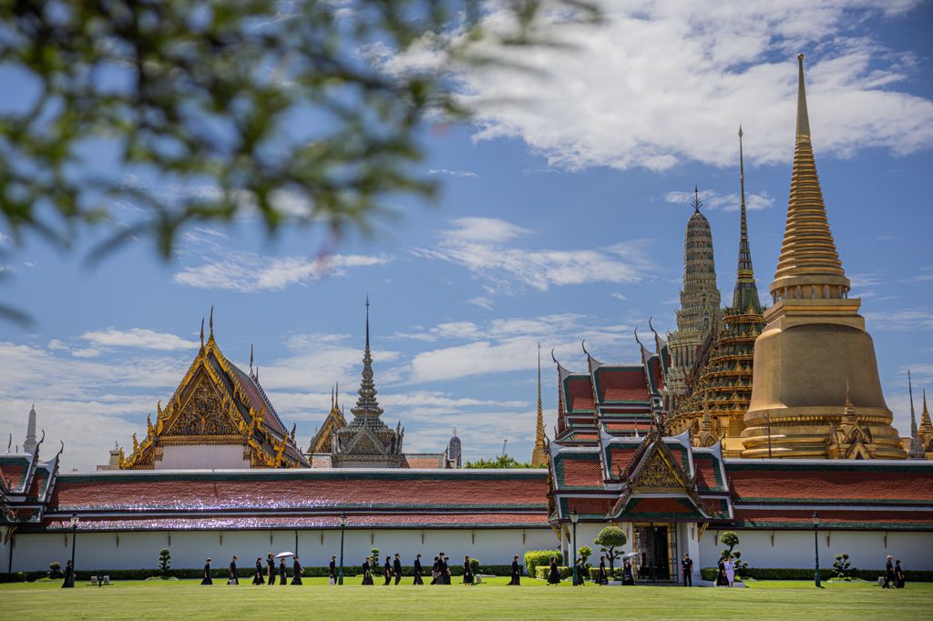 Colas de ciudadanos tailandeses que quieren mostrar sus respetos al Rey tras el fallecimiento de su hija mayor, en el Gran Palacio de Bangkok