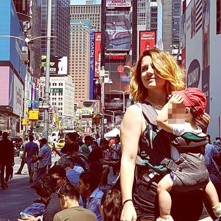 Henar, en Times Square con el pequeño Otto