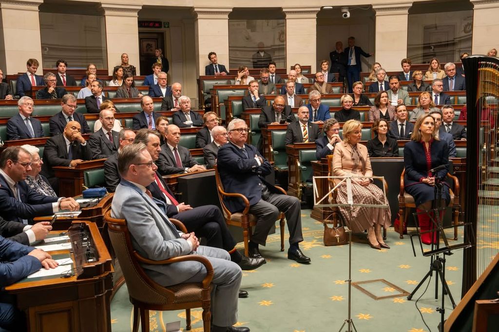 El primer ministro Bart De Wever, el príncipe Laurent, la princesa Astrid y la princesa Claire en el Parlamento