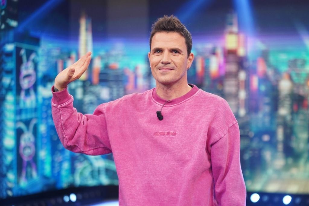 Plano medio de Dani Martín en El Hormiguero saludando al público