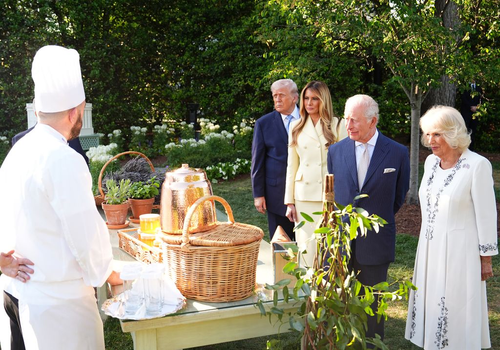 Donald Trump, Melania Trump y los monarcas británcos conversan con el chef Carlo Figarella durante su visita al South Lawn de la Casa Blanca.