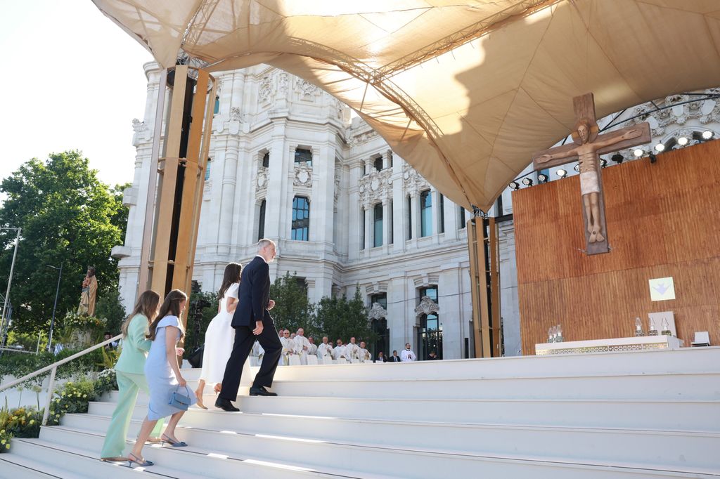 Los Reyes y sus hijas, en el momento en el que se dirigen a ocupar su lugar en la misa del Papa en Cibeles