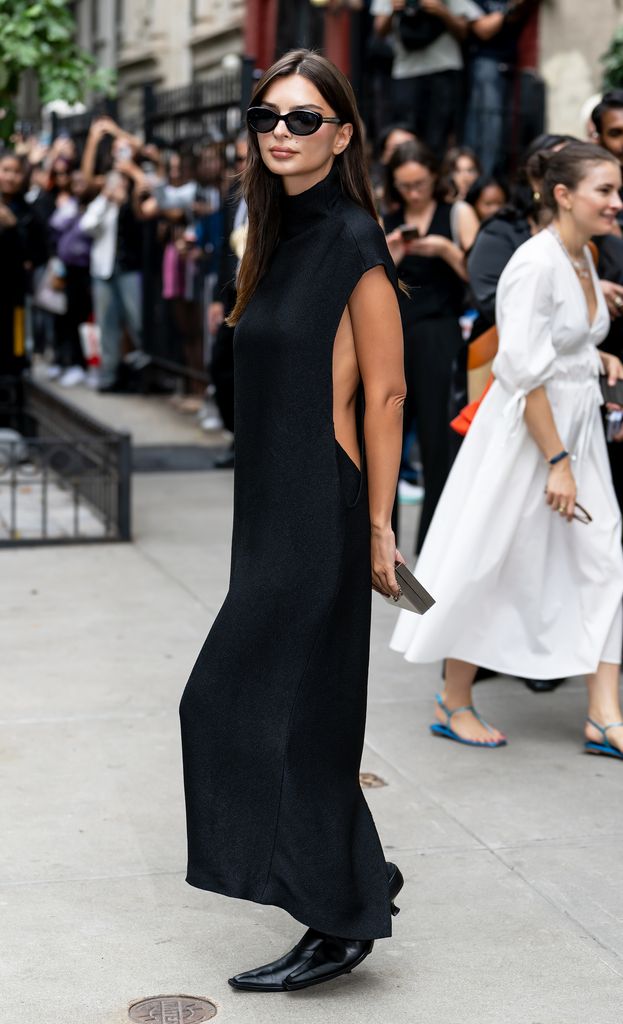 Emily Ratajkowski llegando al desfile