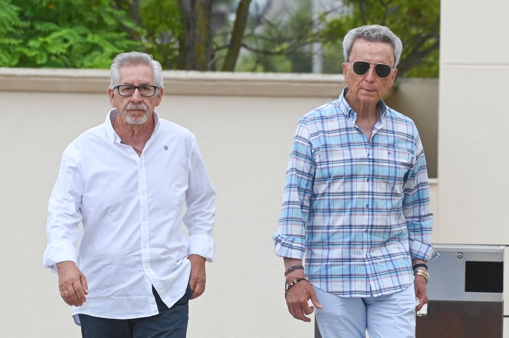 José Ortega Cano con su cuñado Aniceto llegan al tanatorio para despedir a Michu