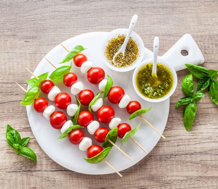 Brochetas de cherry y mozarela con dos salsas