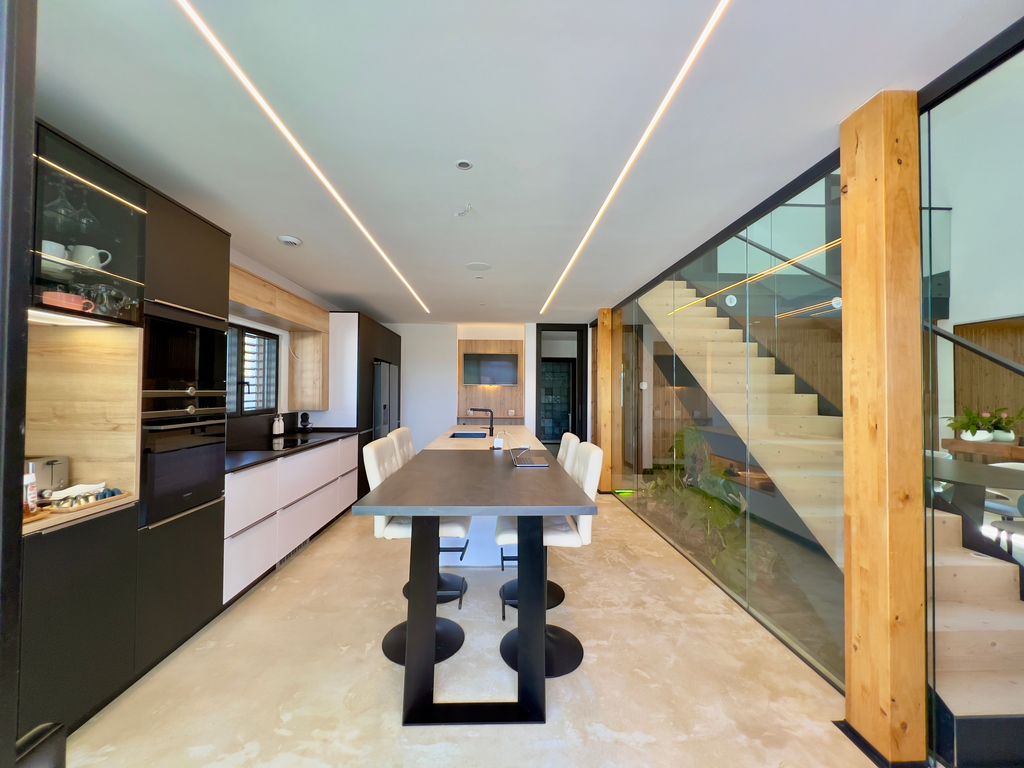 Cocina de 'Casa Sophia', la vivienda y showroom  en  Guadalix de la Sierra (Madrid) de BioPasiva-Construcción Sostenible 
