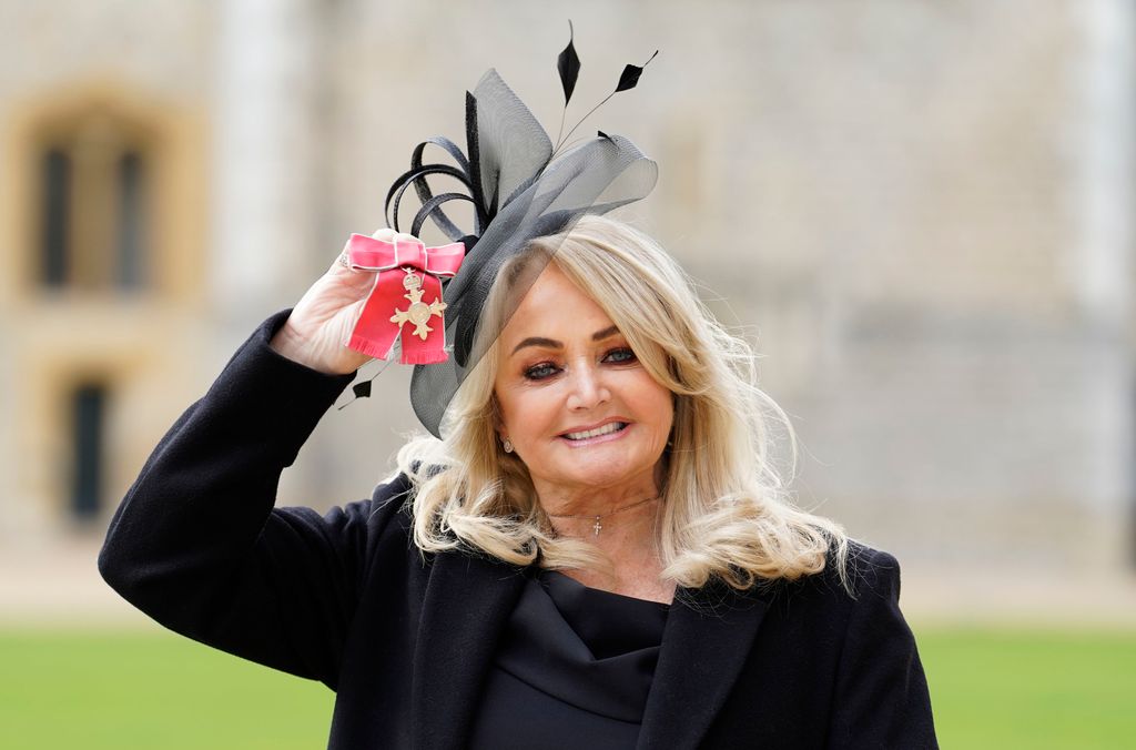 Bonnie Tyler tras ser nombrada Miembro de la Orden del Imperio Británico por el Príncipe de Gales durante una ceremonia de investidura en el Castillo de Windsor el 1 de febrero de 2023 en Windsor, Inglaterra.