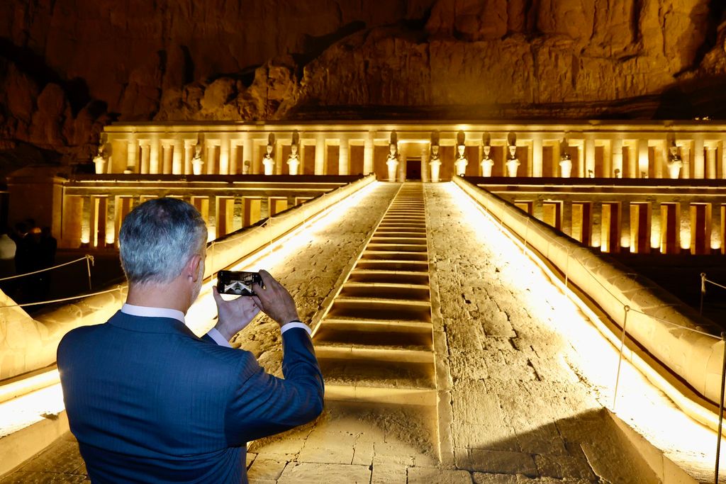 Los reyes inaugurando la iluminación del Templo de Hatshepsut, en Luxor