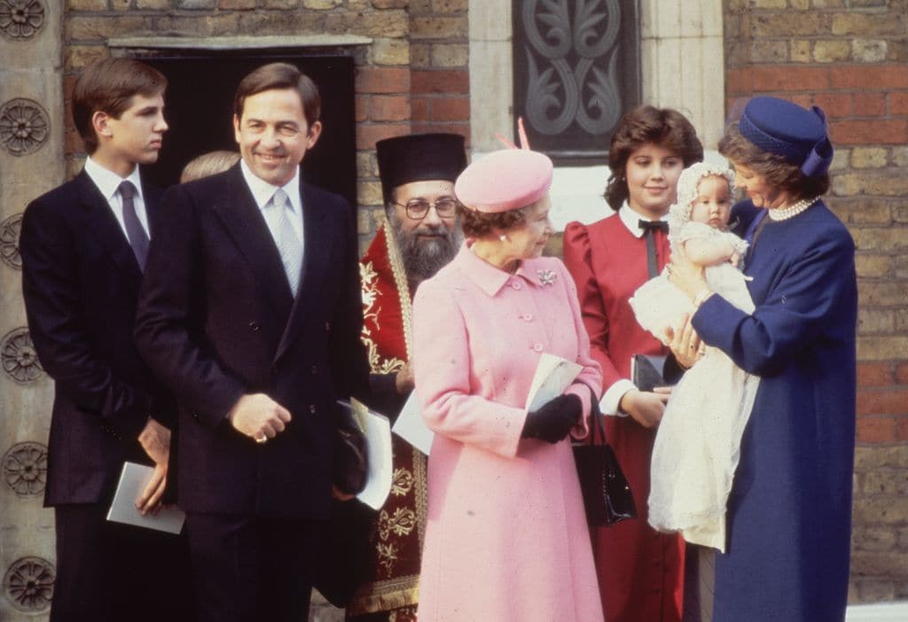 En el bautizo de su hermana pequeña, la princesa Teodora, en octubre de 1983 con la presencia de la reina Isabel II