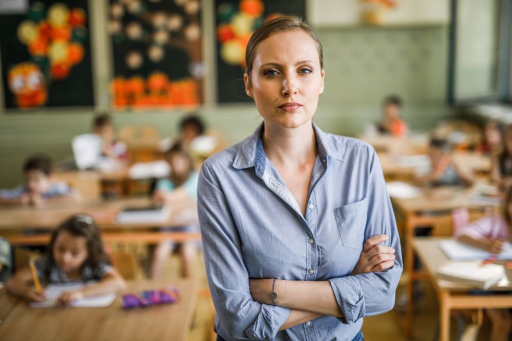 Profesora seria en una clase