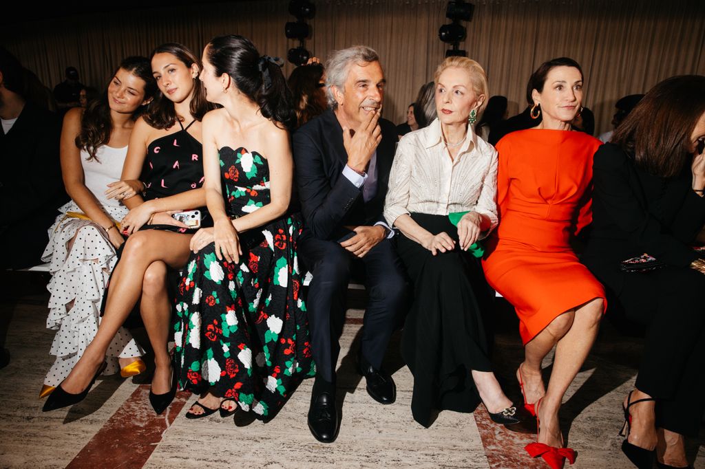 Olimpia Báez y Carolina Lansing, las nietas de Carolina Herrera, se sientan en primera fila junto a su abuela en su desfile de Nueva York con dos looks que la rinden homenaje, 2026