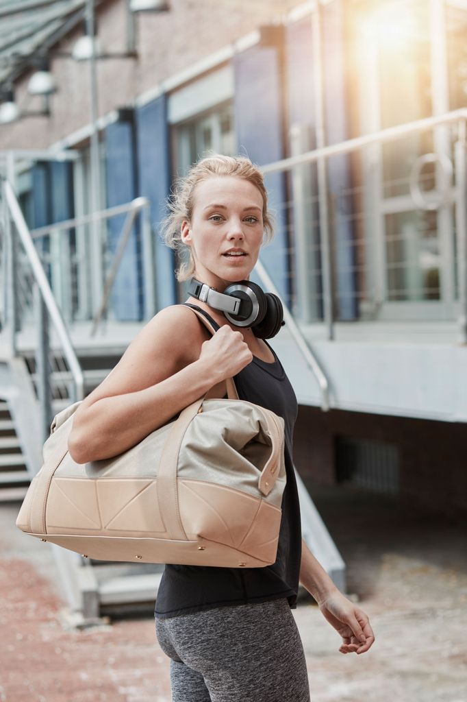 Mujer que va a practicar su rutina de deporte