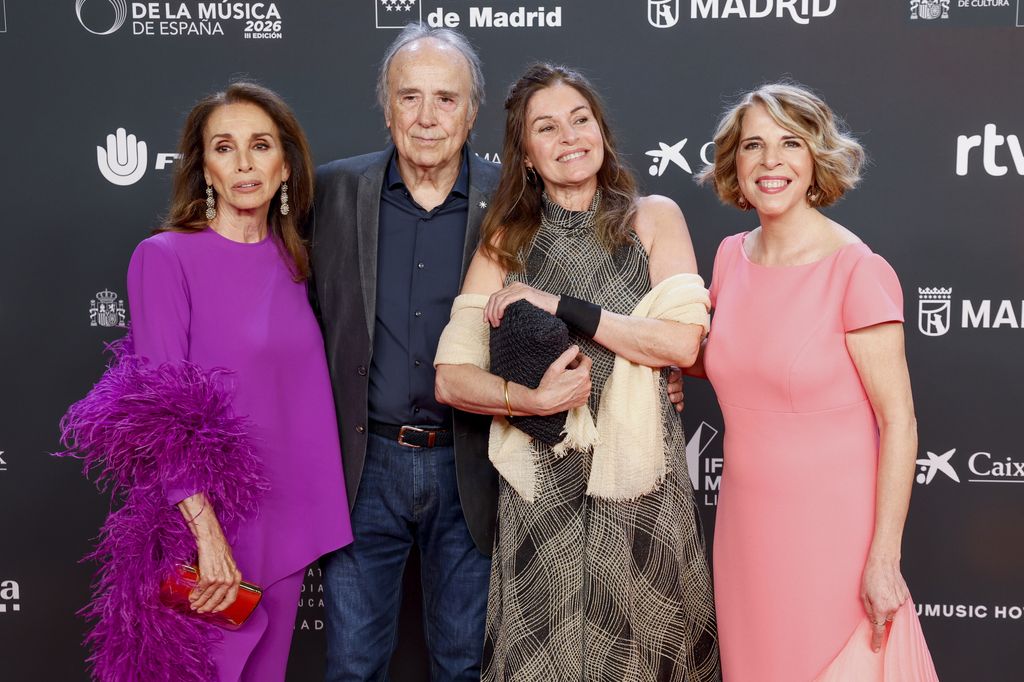 Joan Manuel Serrat y su mujer con Ana Belén y Sole Giménez