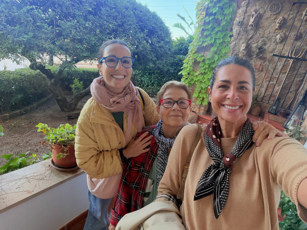 Nuria Roca con su madre y su hermana Ruth