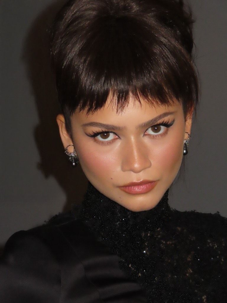 El delineado tipo cat eye es fundamental en el 'look'.