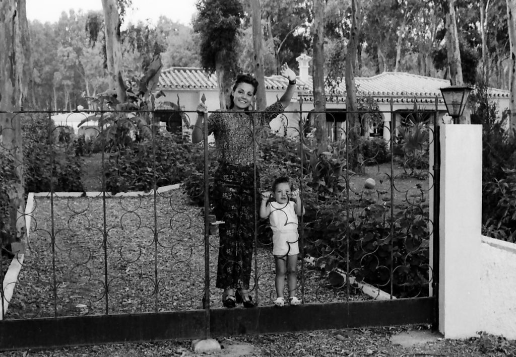 Imagen de Carmen Sevilla con su hijo Augusto saludando desde la puerta de su chalet en la capital