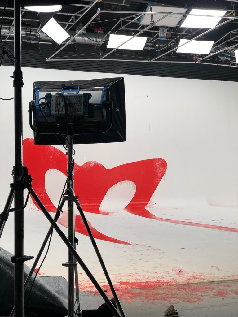 Una lona blanca con la 'M' de 'Motomami'