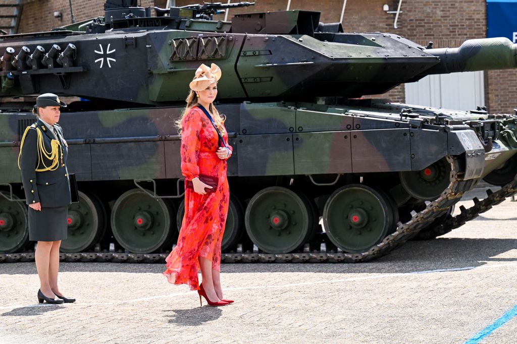 Amalia de Holanda con el brazo en cabestrillo