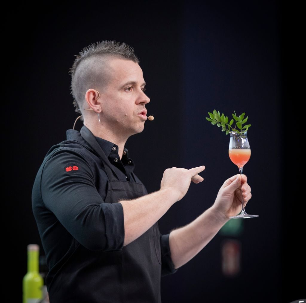 Dabiz Muñoz con una de las propuestas de su 'cocina líquida' en Madrid Fusión 2026.