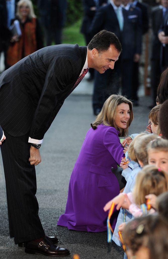 Durante su visita saludó a los pequeños de manera muy cariñosa