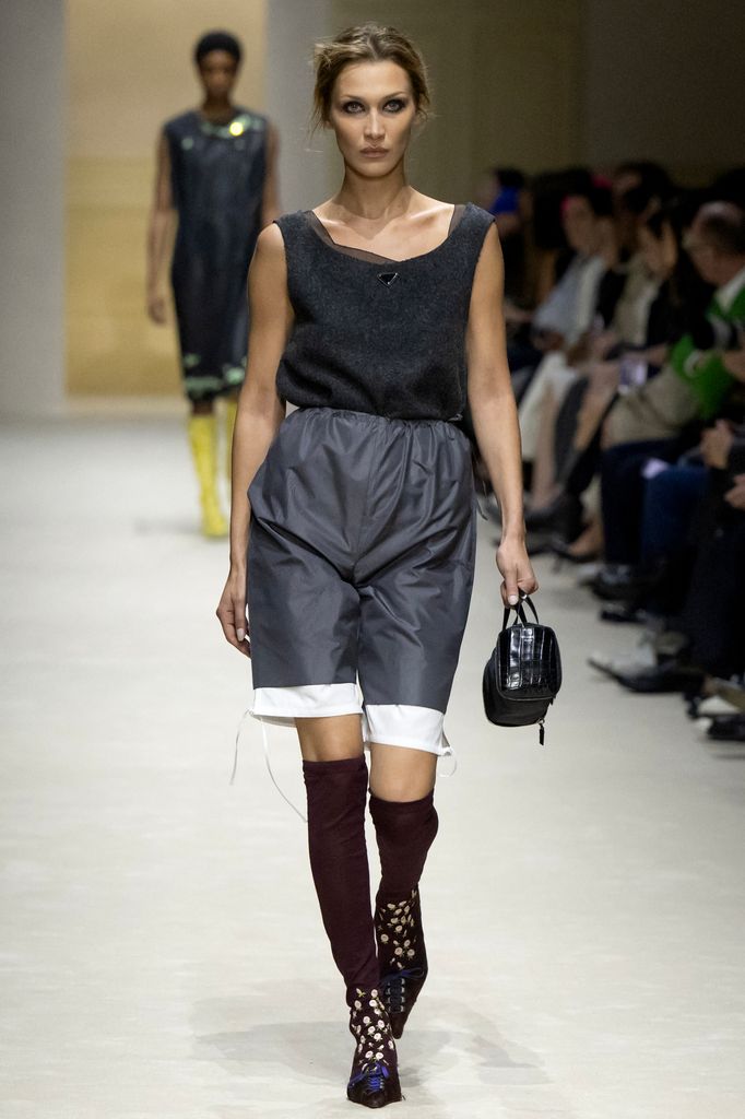 Bella Hadid camina el desfile de Prada.