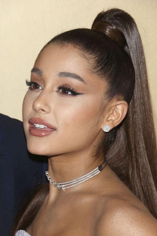 Ariana Grande con cola de caballo, cat eye y labial con brillo 
