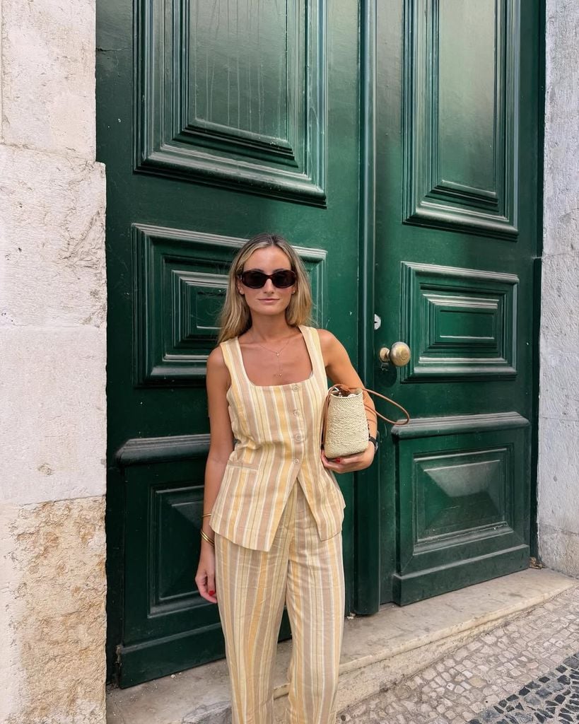 Influencer española con total look de rayas