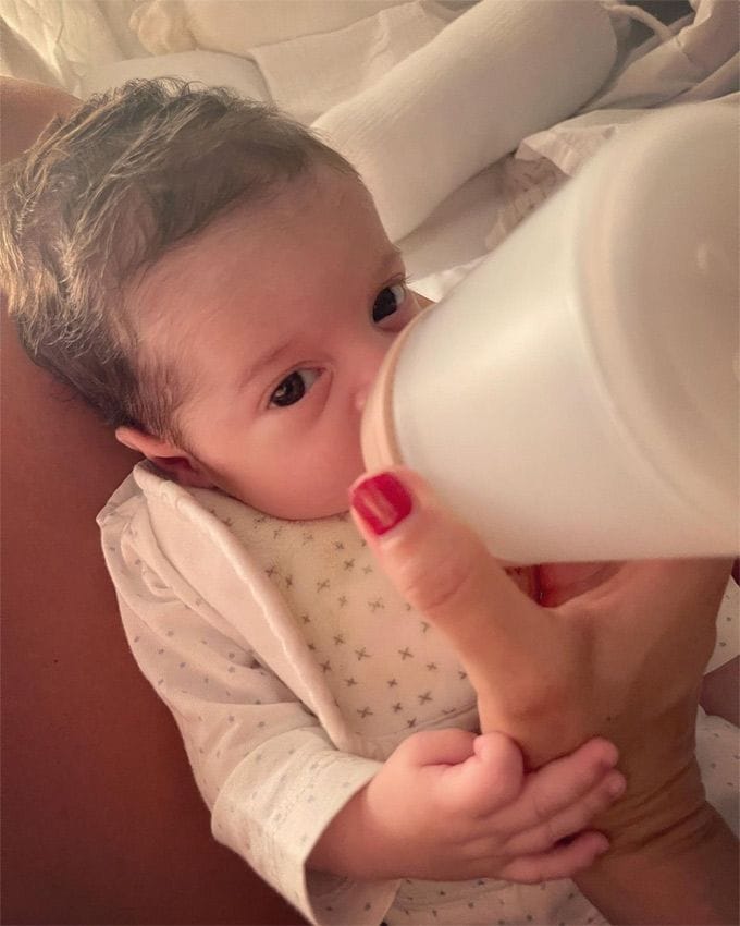 Lucía Villalón dando el biberón al pequeño Diego