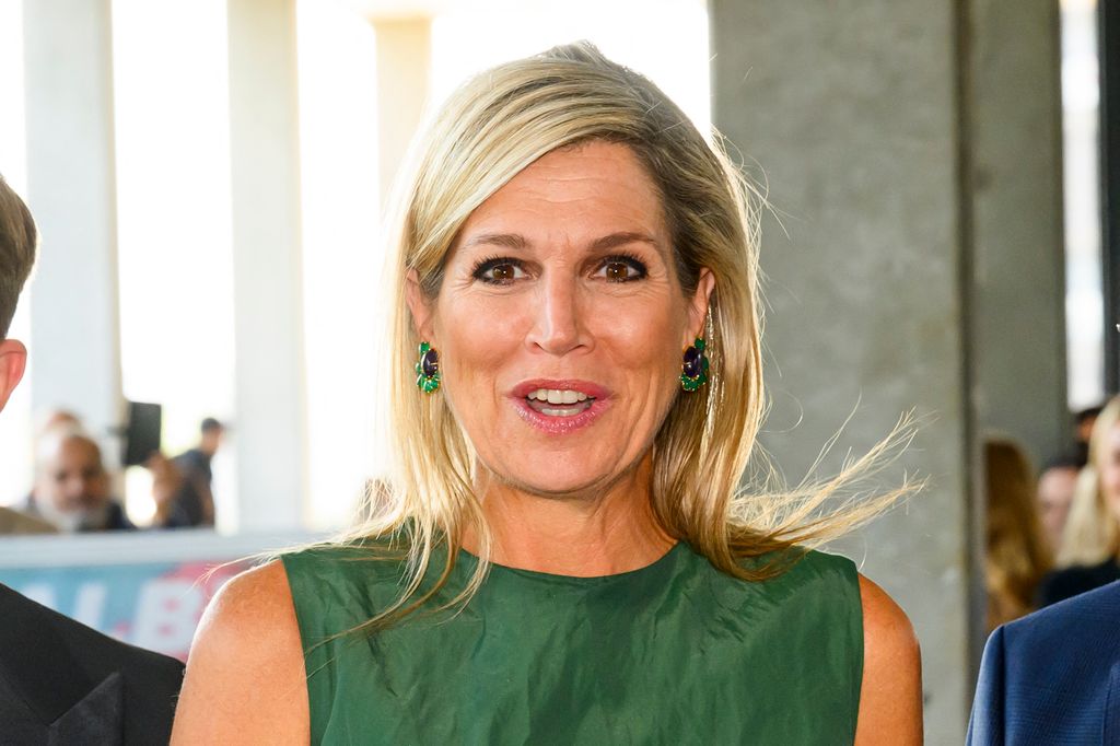 La reina Máxima de Países Bajos con vestido verde de plumas