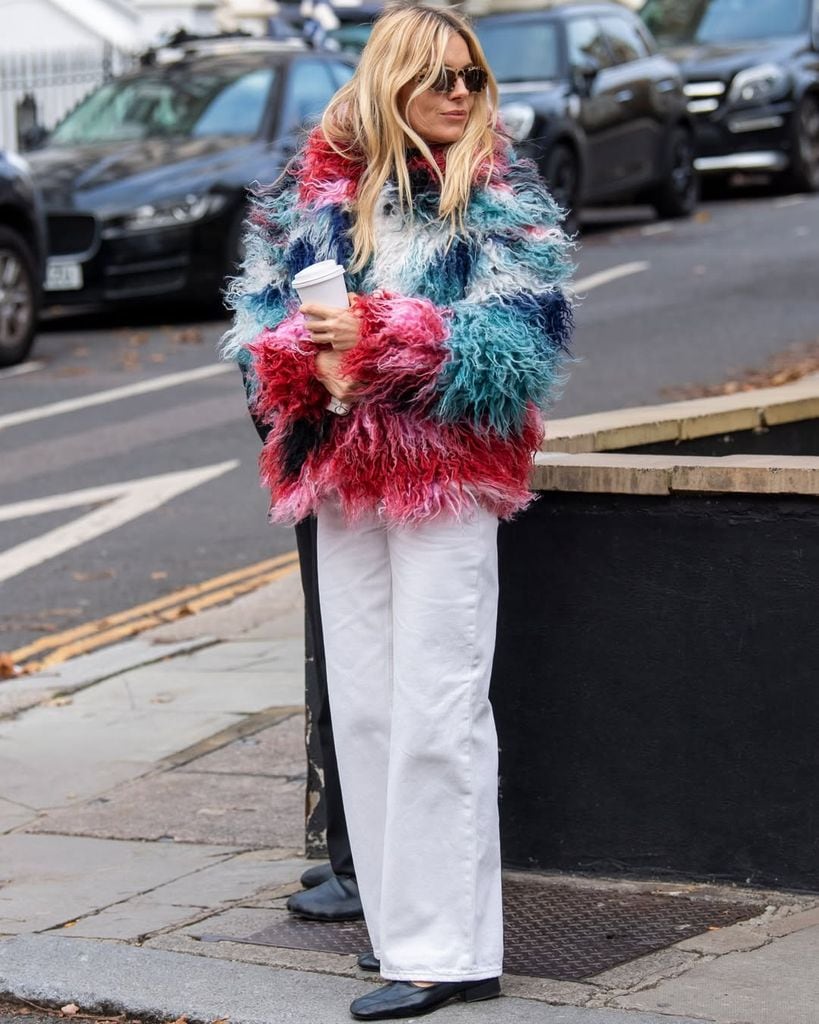 Sienna Miller en Notting Hill con abrigo de Desigual, 2025.