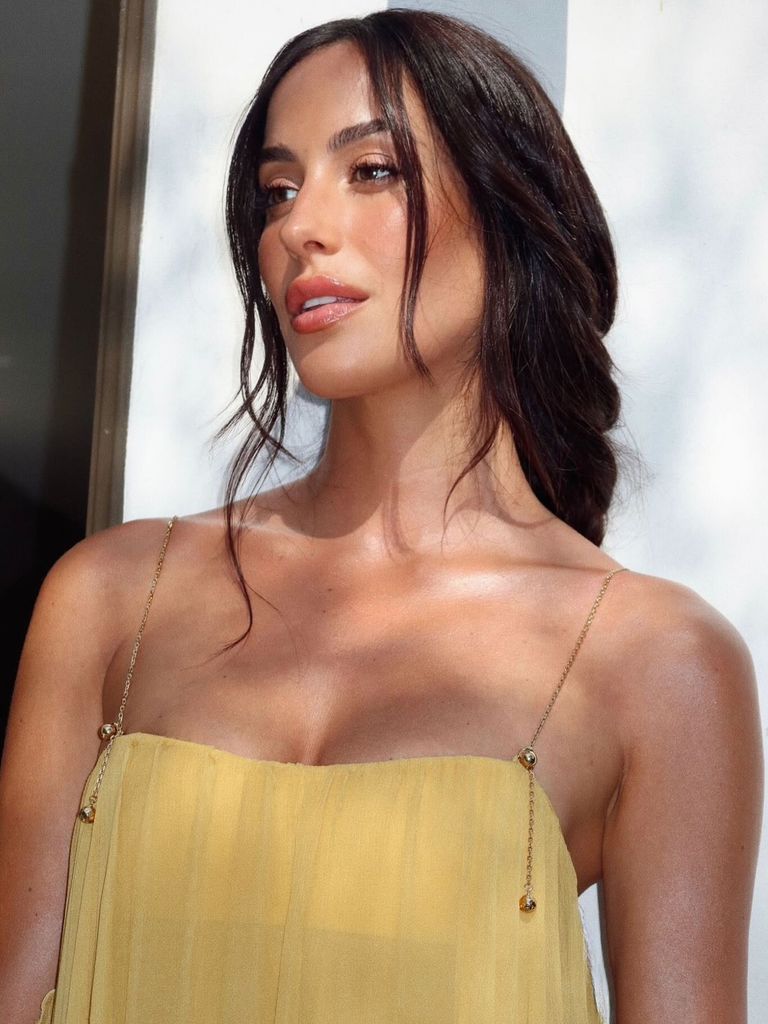 Inés de Ramón con vestido amarillo, trenza y maquillaje bronceado