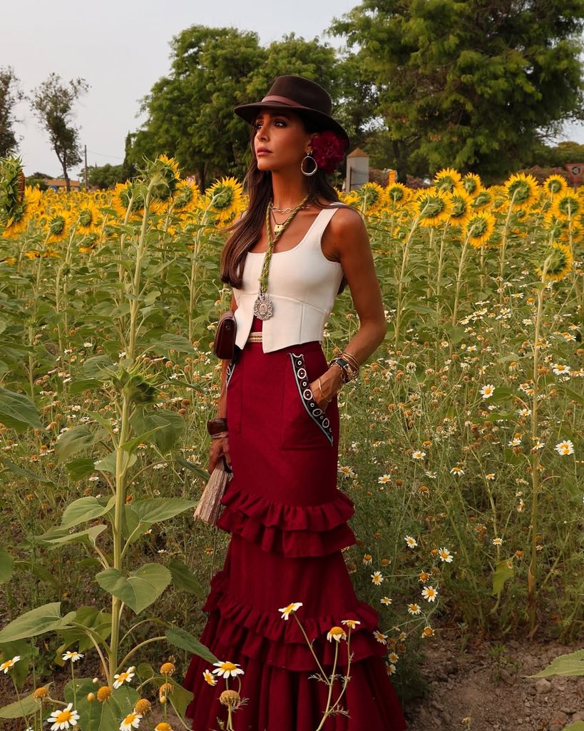 Rocío Osorno diseña su propio look para El Rocío: chaqueta con bordado étnico y falda de flamenca