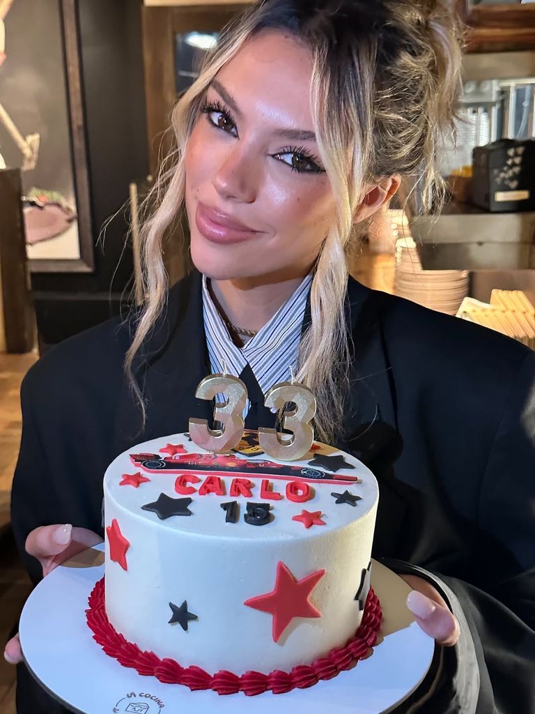 Alejandra con la original tarta de cumpleaños de Carlo, con velas incluidas
