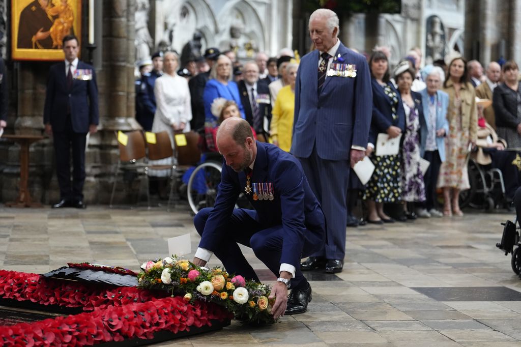 El rey Carlos III y el príncipe Guillermo depositan una corona de flores en la Tumba del Soldado Desconocido en la Abadía de Westmister