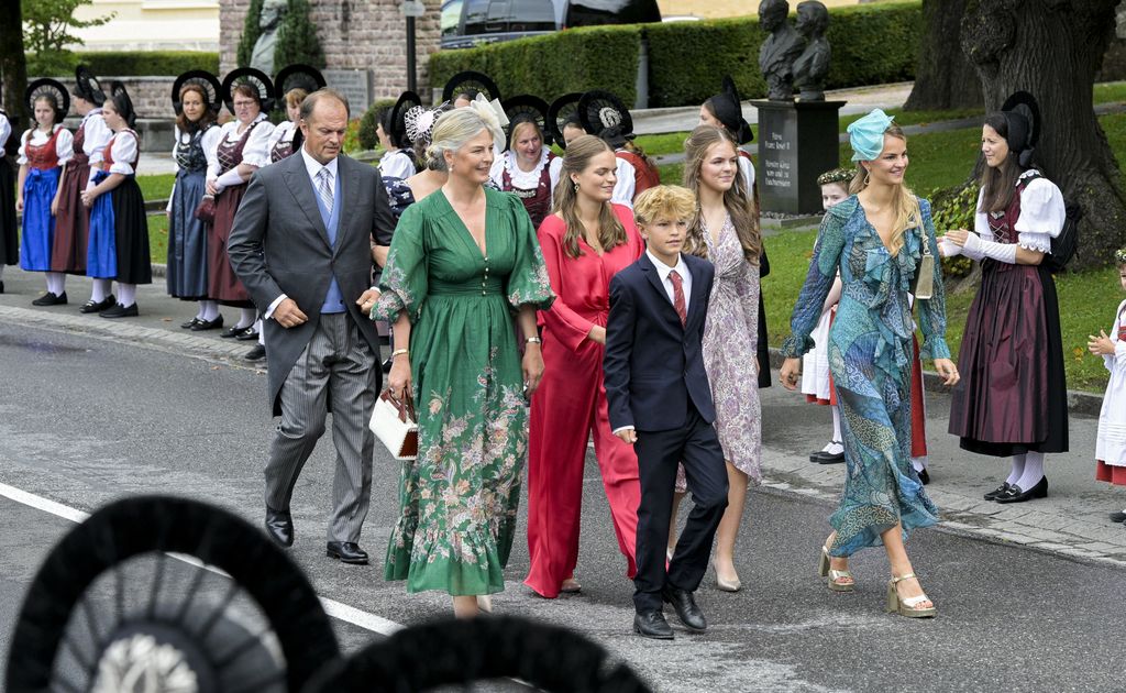 Tatiana de Liechtenstein con su marido y cinco de sus siete hijos, en la boda Maria Carolina de Liechtenstein y Leopoldo Maduro Vollmer en la catedral de Vaduz, Liechtenstein, el 30 de agosto de 2025