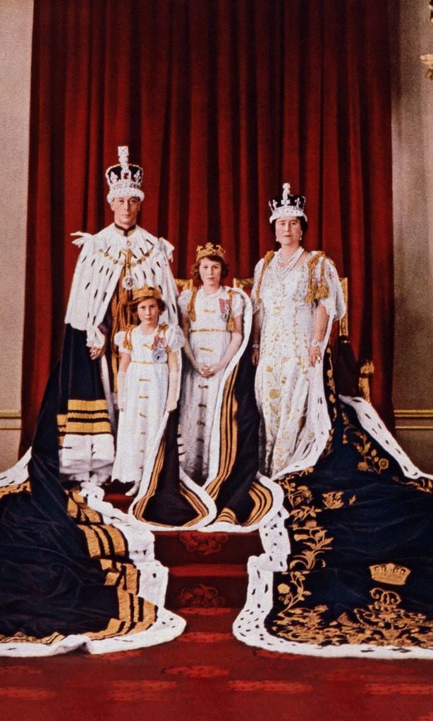 Isabel II HOLA PLUS