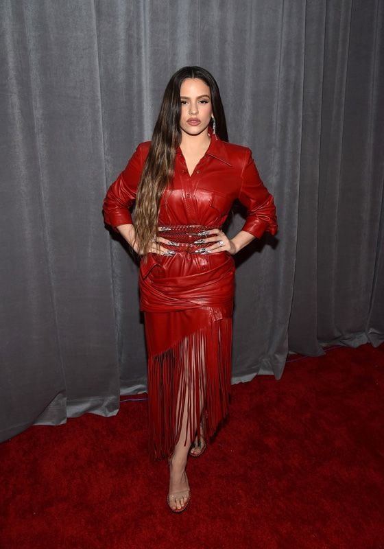 rosalia look rojo